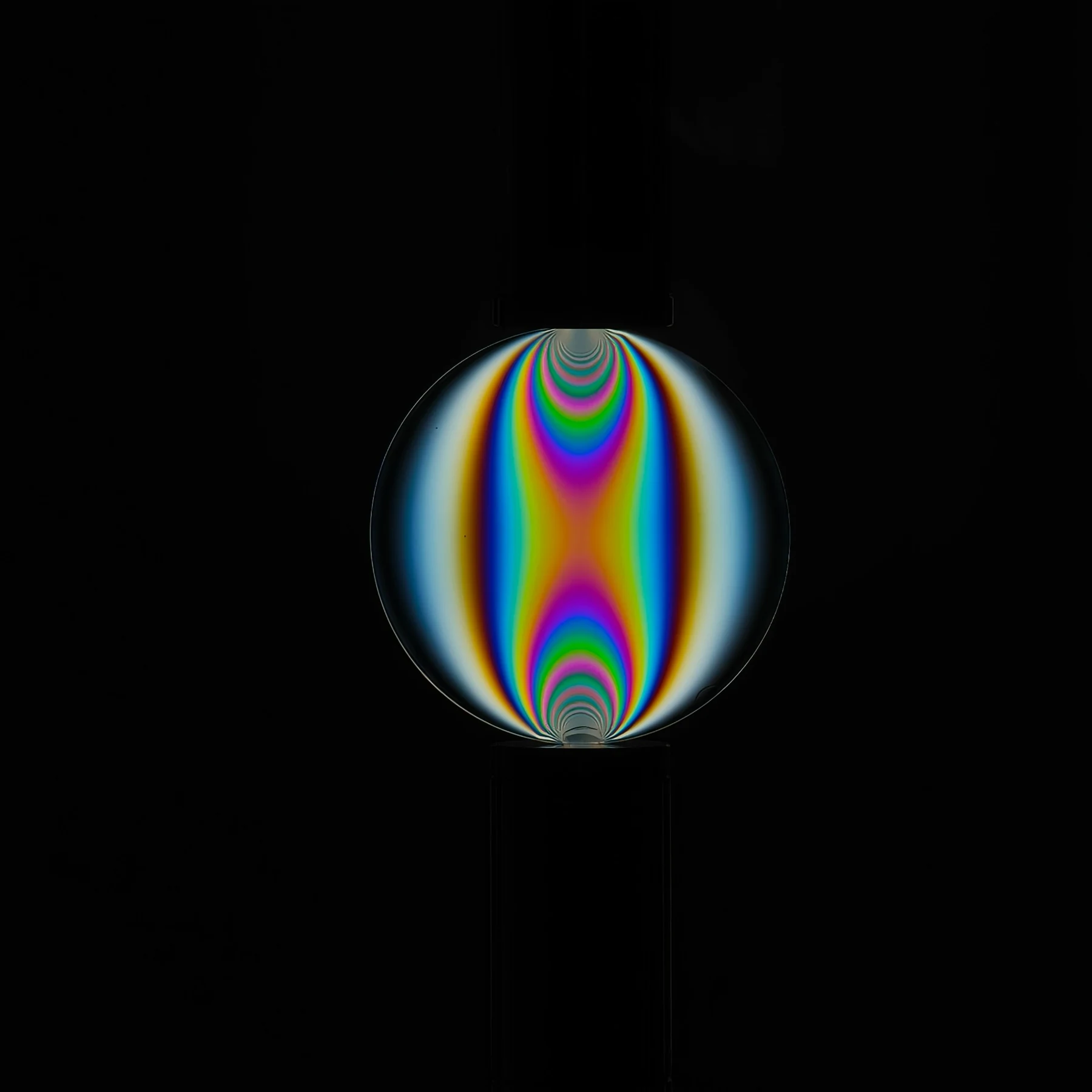 Color photoelastic stress fringes in a circular specimen under diametral compression